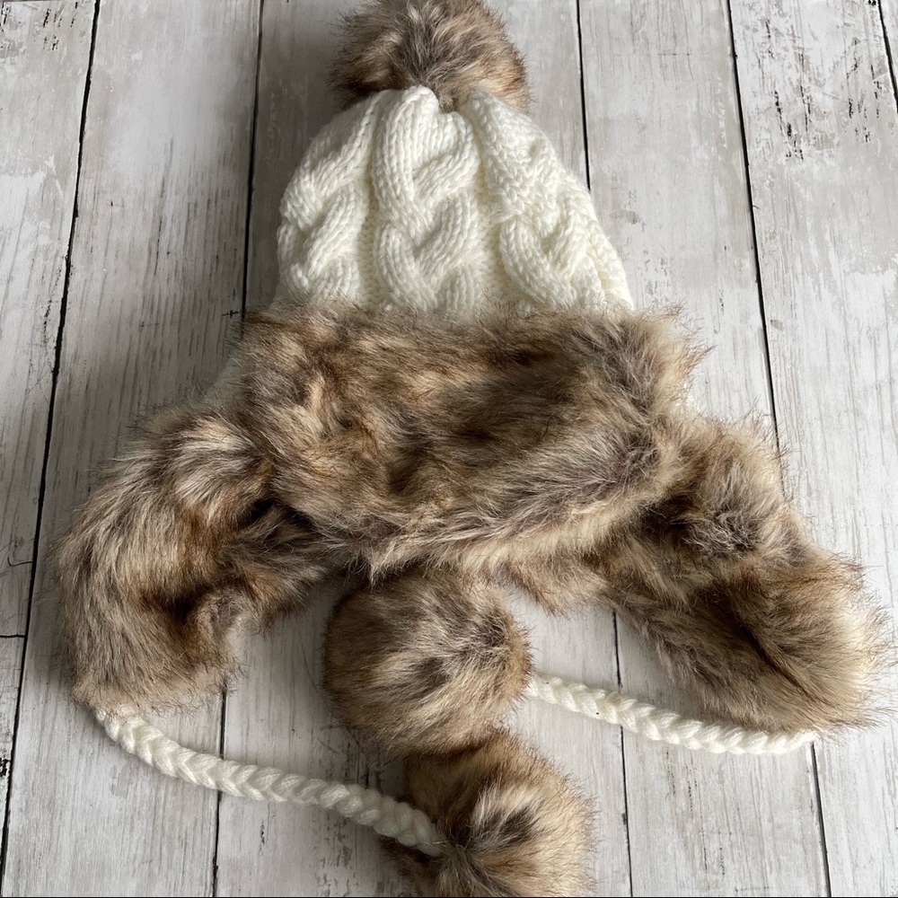 Preowned Old Navy Knitted Faux Fur Pom Pom Drawstring Hat Cream Brown